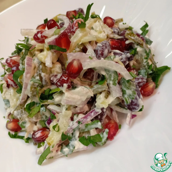 Мясной салат с гранатом, фасолью, огурцами