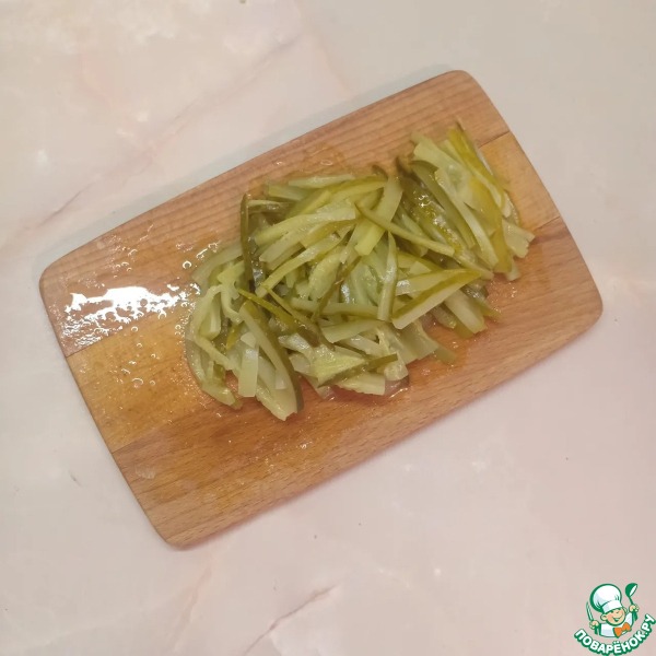 Мясной салат с гранатом, фасолью, огурцами