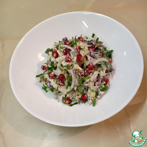 Мясной салат с гранатом, фасолью, огурцами