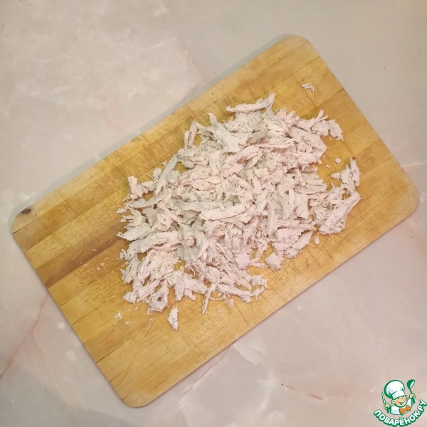 Мясной салат с гранатом, фасолью, огурцами