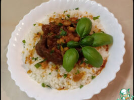 Мясо с фасолью в томатном соусе