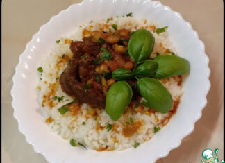 Мясо с фасолью в томатном соусе