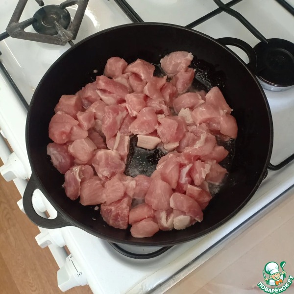 Мясо, тушеное со сметаной