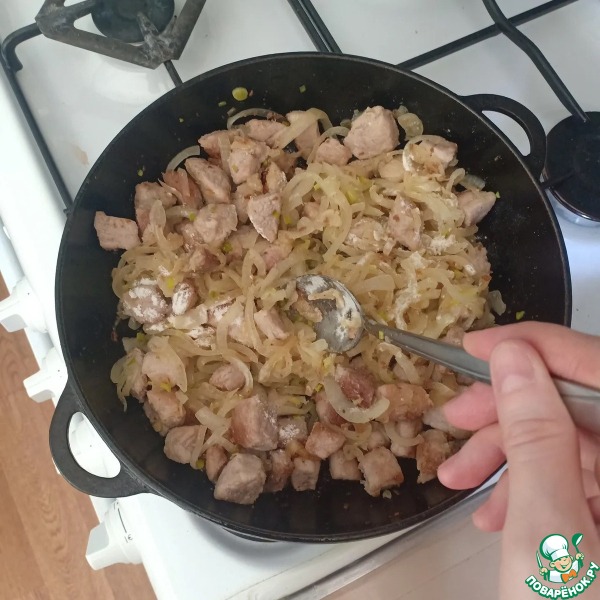 Мясо, тушеное со сметаной