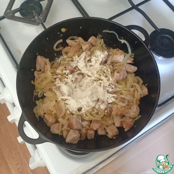 Мясо, тушеное со сметаной