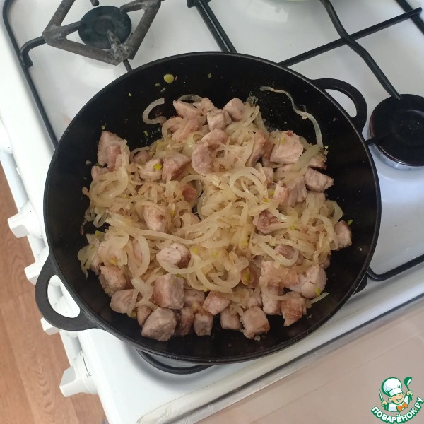 Мясо, тушеное со сметаной