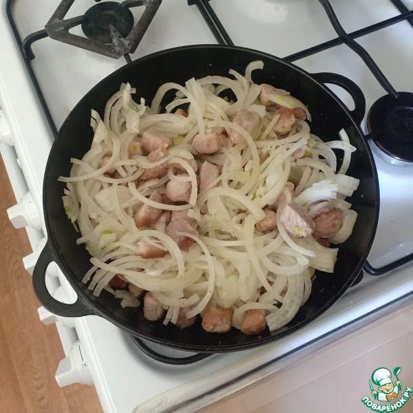 Мясо, тушеное со сметаной