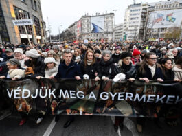 На фоне скандала с издевательствами над детьми: Тысячи людей вышли на митинг против правительства Орбана