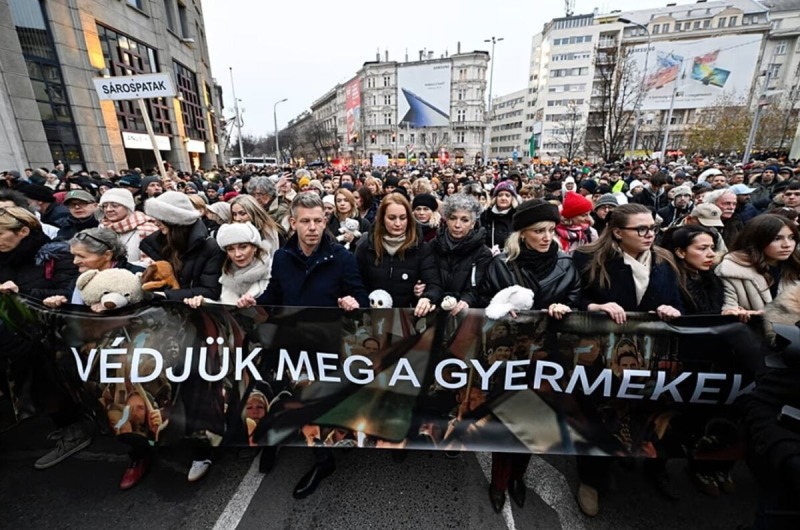 На фоне скандала с издевательствами над детьми: Тысячи людей вышли на митинг против правительства Орбана