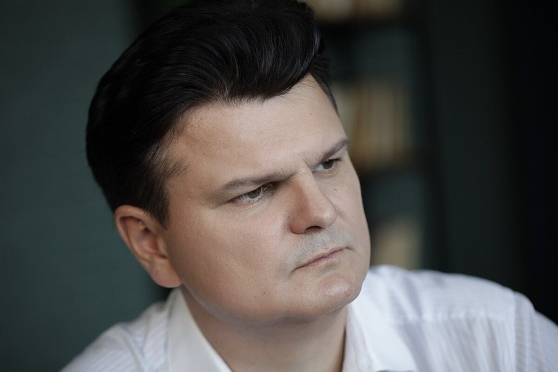 Нардепы о новых зарплатах: Депутат не должен быть бедным и бегать попрошайкой с рваными штанами