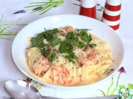 Паста с креветками в сырном соусе