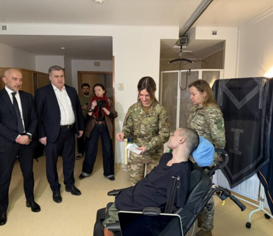 «ПриватБанк» оплатит лечение и протезирование военного, который не смог получить банковскую карту