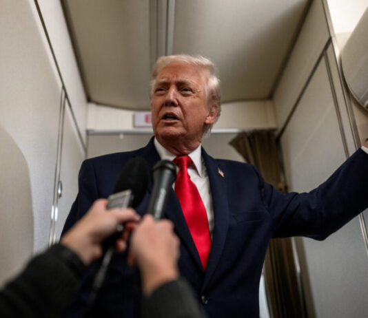 С сайта Минюста удалили 16 фотографий, связанных с Эпштейном. Среди них были снимки с Трампом