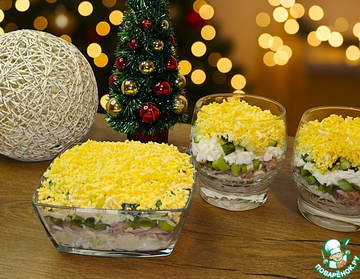 Слоёный салат с тунцом в стаканах