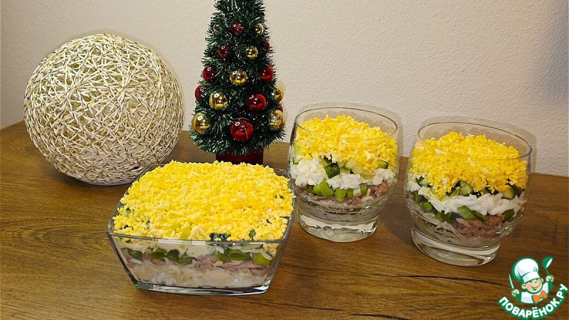 Слоёный салат с тунцом в стаканах