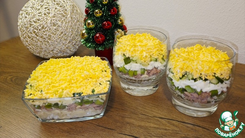 Слоёный салат с тунцом в стаканах