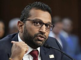 СМИ: Директор ФБР заставлял федеральных агентов развозить по домам пьяных подруг его девушки