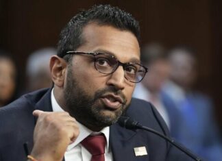 СМИ: Директор ФБР заставлял федеральных агентов развозить по домам пьяных подруг его девушки