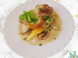 Свинина с яблоками и грибами в сливочном соусе