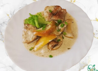 Свинина с яблоками и грибами в сливочном соусе