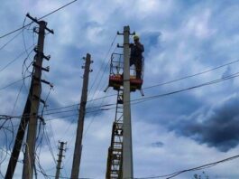 В Днепре на энергетиков напали жители домов, которым начали выключать свет