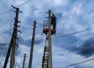 В Днепре на энергетиков напали жители домов, которым начали выключать свет
