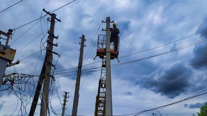 В Днепре на энергетиков напали жители домов, которым начали выключать свет