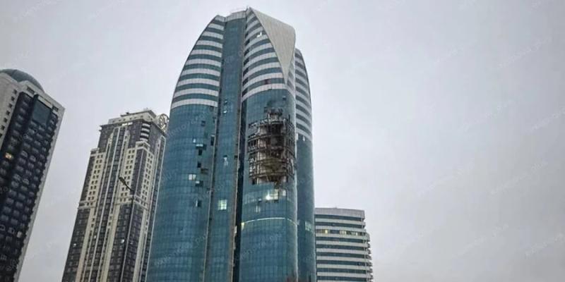 В Грозном дрон попал в небоскреб в 800 метрах от резиденции Кадырова