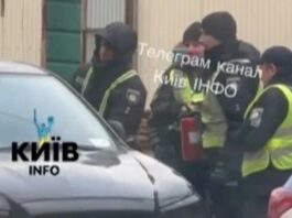 В Киеве полицейские били по автомобилю огнетушителем, пытаясь достать мужчину | ВИДЕО
