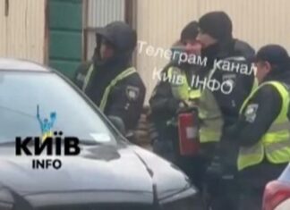 В Киеве полицейские били по автомобилю огнетушителем, пытаясь достать мужчину | ВИДЕО