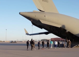 В Московском аэропорту вручили повестки россиянам, депортированным из США