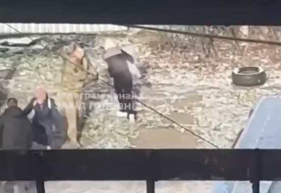 В Ровенской области военный ТЦК &laquo;задул&raquo; баллончиком маму с ребенком на руках | ВИДЕО