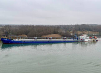 В Сети показали фото уходящего под воду российского танкера, атакованного ВСУ