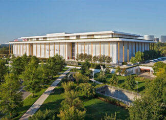 В США еще одно знаковое учреждение будет носить имя Трампа