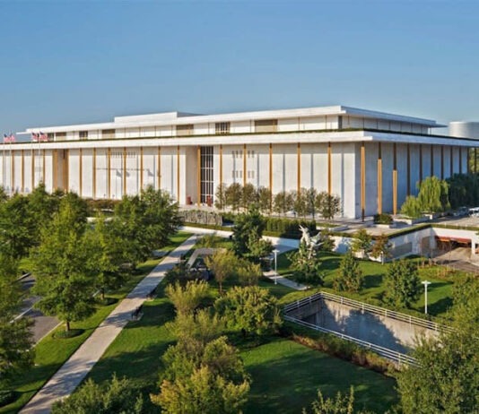 В США еще одно знаковое учреждение будет носить имя Трампа