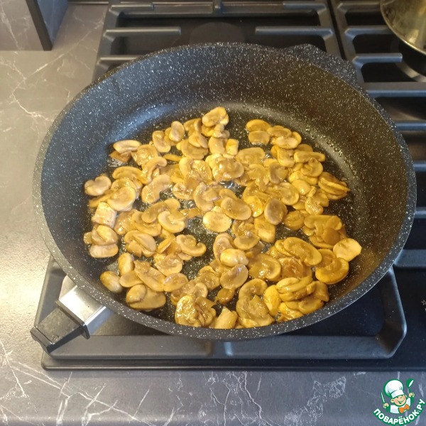 Мясо с помидорами и грибами