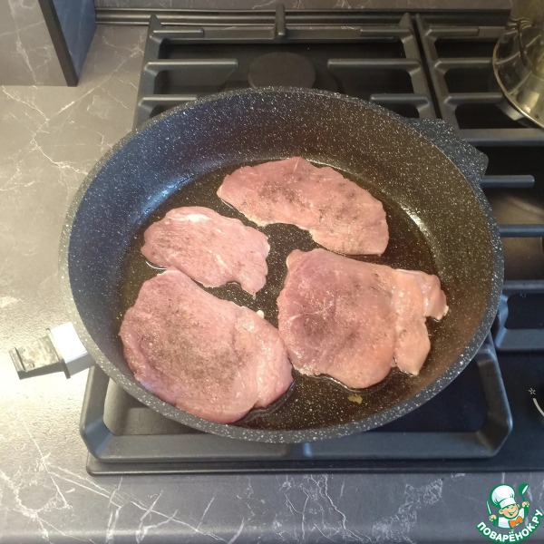 Мясо с помидорами и грибами