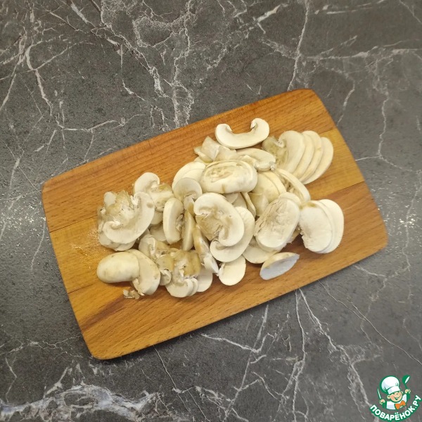 Мясо с помидорами и грибами