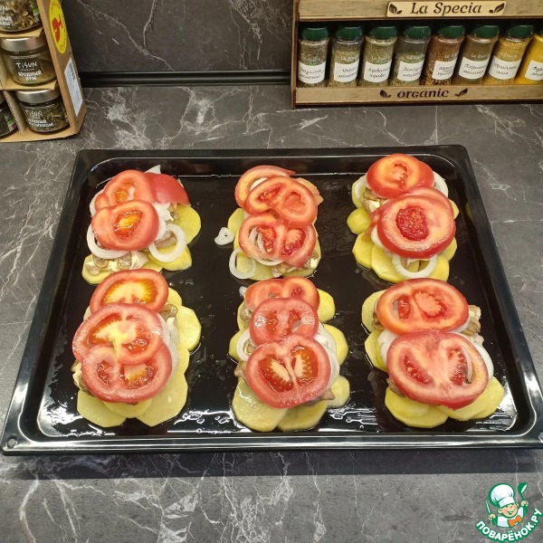 Мясо с помидорами и грибами