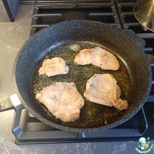 Мясо с помидорами и грибами