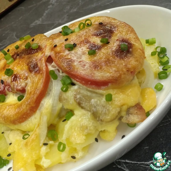 Мясо с помидорами и грибами