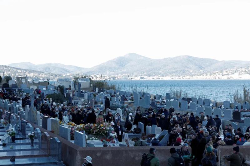 На прощание пришли сотни людей: в Сен-Тропе похоронили легендарную Брижит Бардо