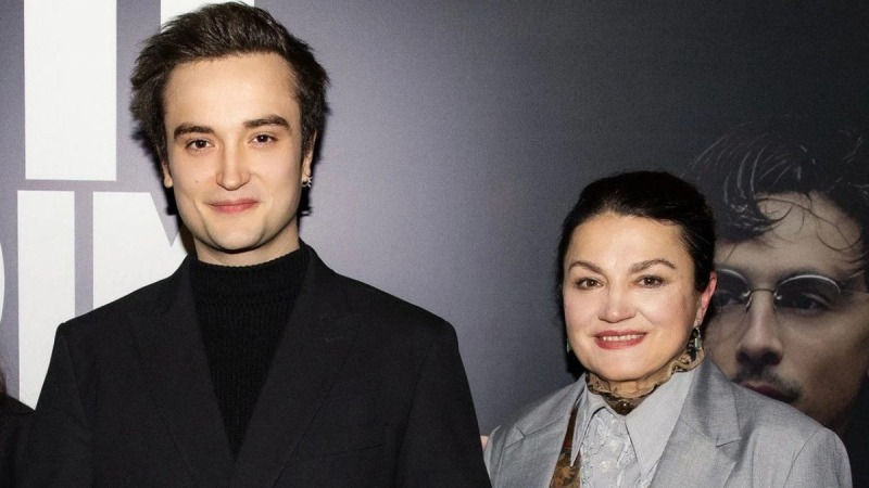 Наталья Сумская пришла с сыном-красавцем на премьеру фильма "Марти Суприм: Гений комбинаций"