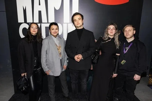 Наталья Сумская пришла с сыном-красавцем на премьеру фильма "Марти Суприм: Гений комбинаций"