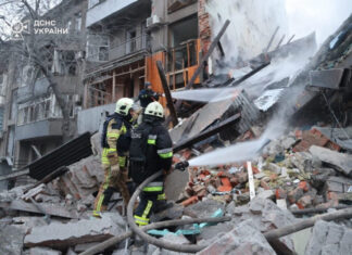 Россия ударила двумя ракетами по многоэтажке в Харькове, десятки пострадавших | ФОТО