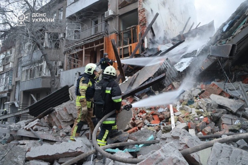 Россия ударила двумя ракетами по многоэтажке в Харькове, десятки пострадавших | ФОТО