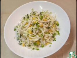 Салат с кальмарами и капустой