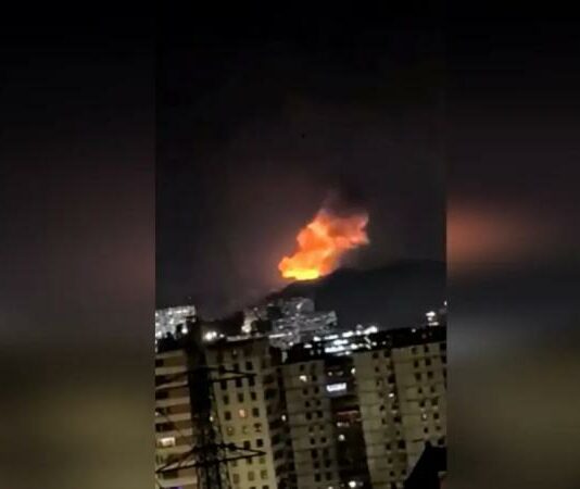 США начали военную операцию против Венесуэлы. В Каракасе раздаются взрывы