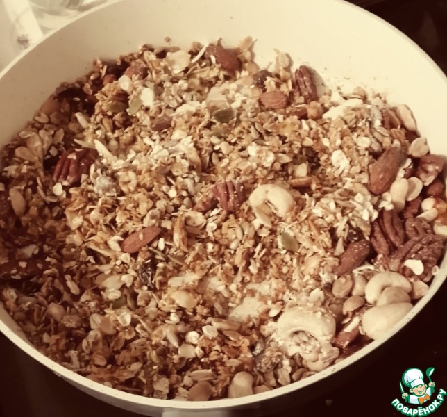 Гранола с медом, соевым соусом, орехами