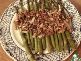 Спаржа, приготовленная на пару с фундуком